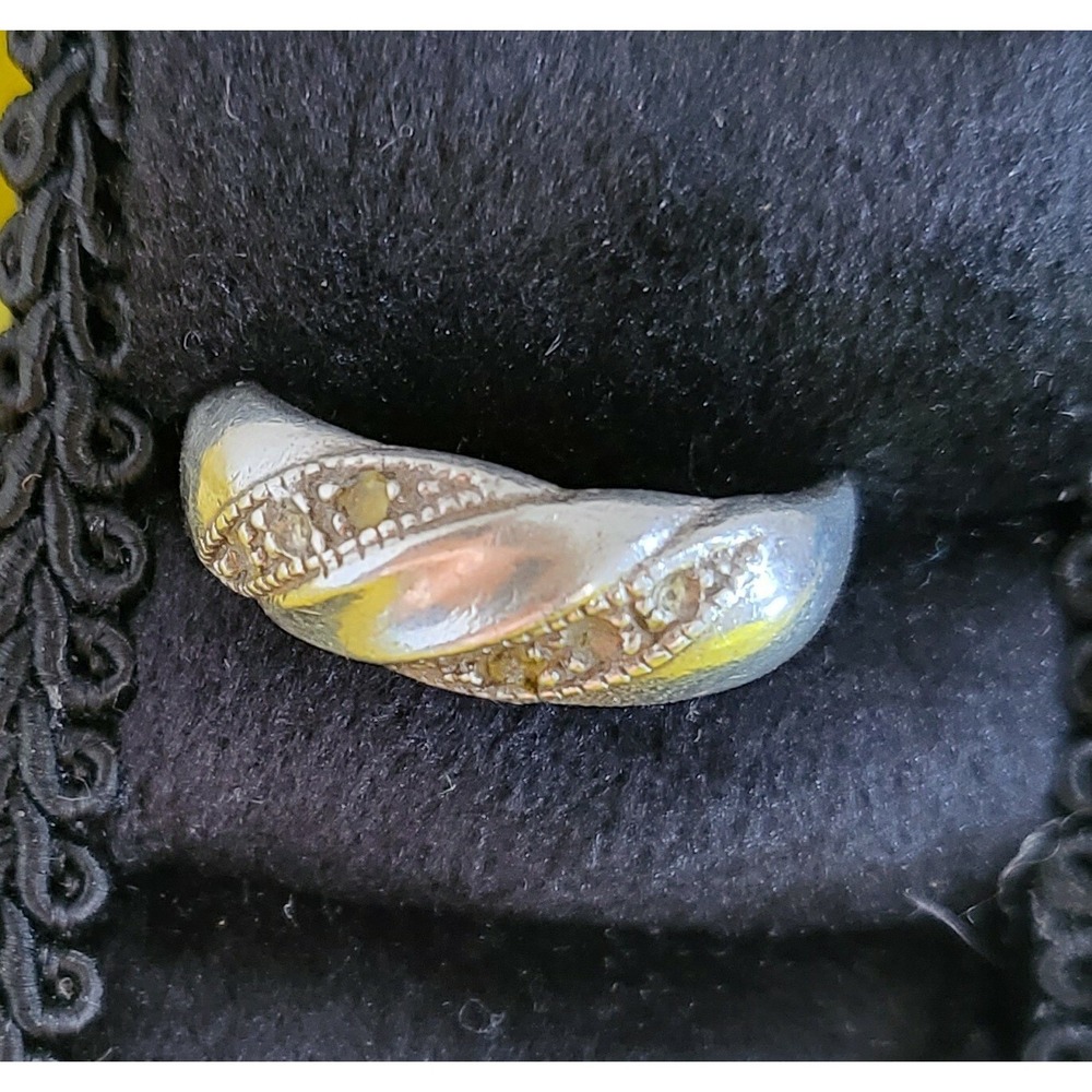 Ring‎ Looks like sterling Silver